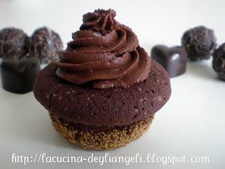 Cupcake base al cioccolato con glassa di formaggio al cioccolato