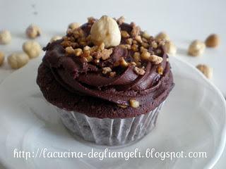 Cupcake al cioccolato con glassa al cioccolato e nocciole