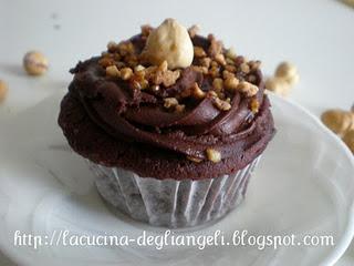 Cupcake al cioccolato con glassa al cioccolato e nocciole