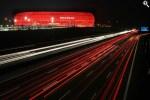 1_Arena_bei_Nacht_von_Autobahn_rot