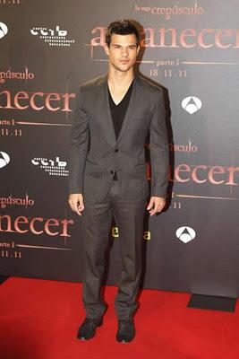 Taylor Lautner in Dolce e Gabbana alla premiere di Twilight Breaking Down