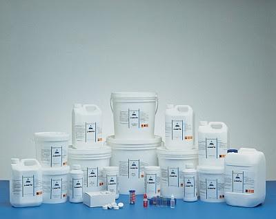 prodotti per la manutenzione della piscina