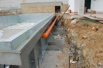 piscina prefabbricata in costruzione
