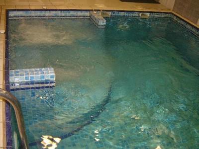 piscina interna con idromassaggio