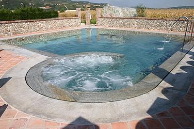 piscina con idromassaggio