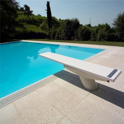 piscina con trampolino