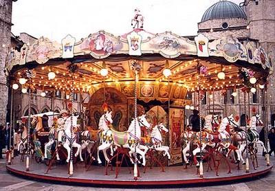 giostra con cavallucci