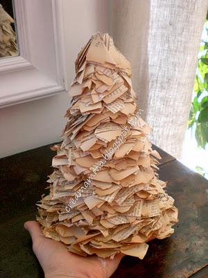 Rotolo carta + libro + glitter = alberello di Natale!