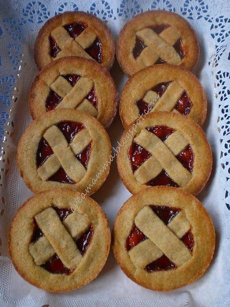 Crostatine di farro e marmellata di susine Crostatine di farro e marmellata di susine