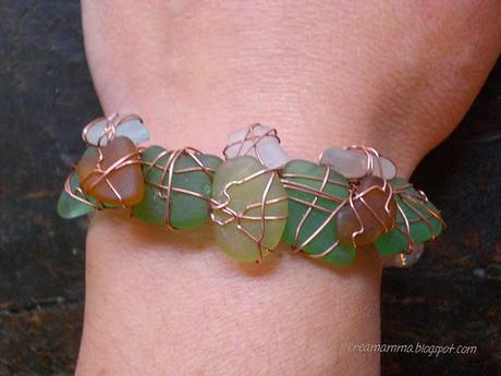 Bracciale con vetrini del mare e filo di rame