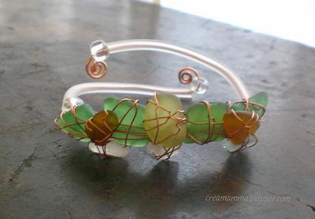Bracciale con vetrini del mare e filo di rame