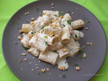 Rigatoni con pesto di noci e yogurt greco