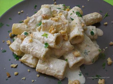 Rigatoni con pesto di noci e yogurt greco