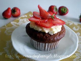 Cupcakes alla vaniglia con corolla di fragole