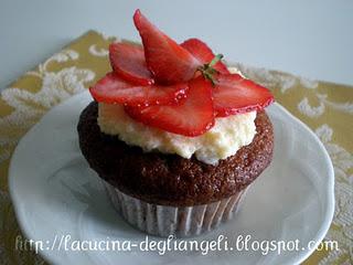 Cupcakes alla vaniglia con corolla di fragole