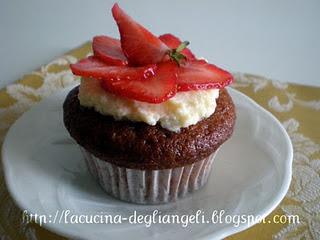 Cupcakes alla vaniglia con corolla di fragole