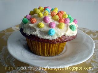 Cupcake alla vaniglia con glassa al burro e zuccherini colorati