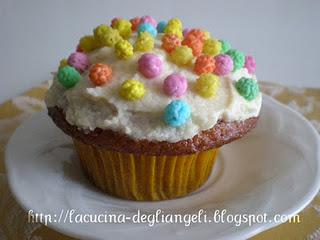 Cupcake alla vaniglia con glassa al burro e zuccherini colorati