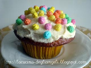Cupcake alla vaniglia con glassa al burro e zuccherini colorati