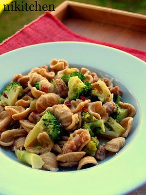 ORECCHIETTE CON BROCCOLI E SALSICCIA