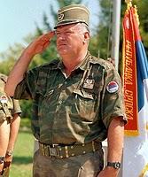 Ratko Mladic durante la guerra di Bosnia, quando comandava l'esercito serbo-bosniaco