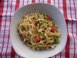 Pasta estiva con pomodori e zucchine