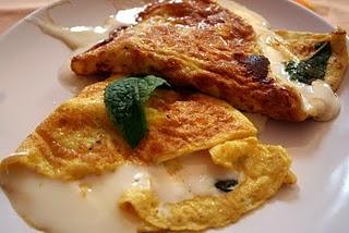 OMELETTE SAPORITA AL FORMAGGIO FRESCO E  MENTA