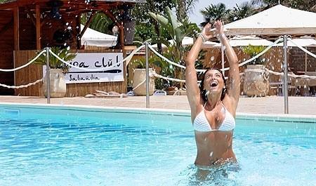 alessandra_pierelli_in_bikini_bianco_fac3.jpg