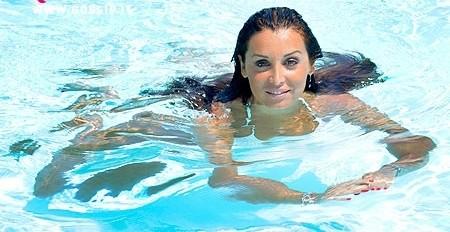 alessandra_pierelli_un_tuffo_in_piscina_per_cercare_refrigerio_f9dd.jpg