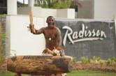 Un guerriero suona il lali al Radisson Resort a Nadi