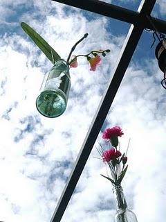 Green Style: bottiglie di vetro e fiori appesi