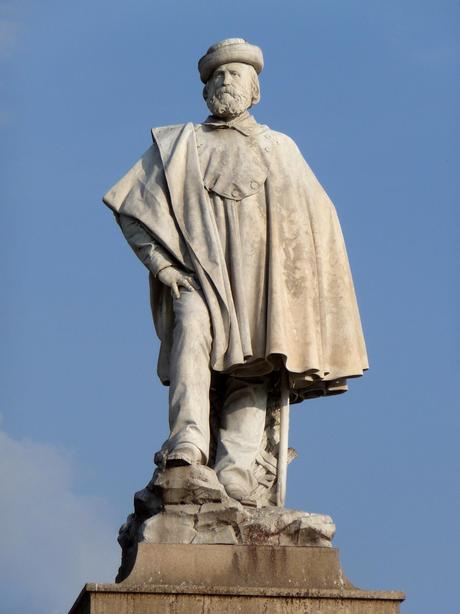 http://upload.wikimedia.org/wikipedia/commons/f/fd/Livorno_Monumento_Garibaldi,_Piazza_Garibaldi_1.jpg