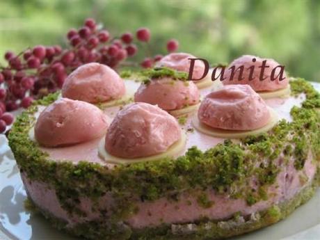 Torta stravagante di fragole con cuore di pistacchio