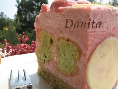 Torta stravagante di fragole con cuore di pistacchio