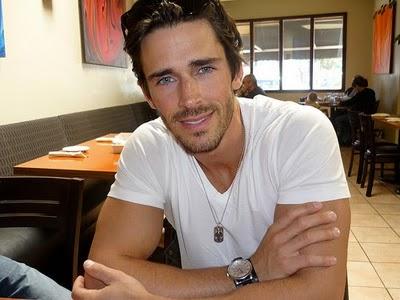 Brandon Beemer in arte Owen si fa un Martini