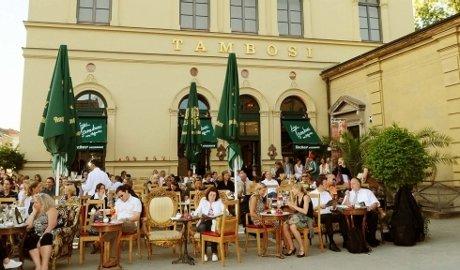 I tavolini del Cafe Tambosi allineati verso la loggia di Odensplatz