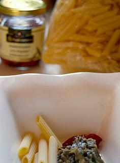 Penne con pesto di carciofi e pomodori semisecchi della domenica