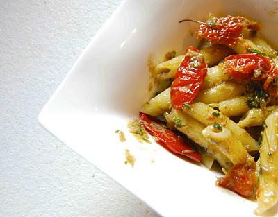 Penne con pesto di carciofi e pomodori semisecchi della domenica