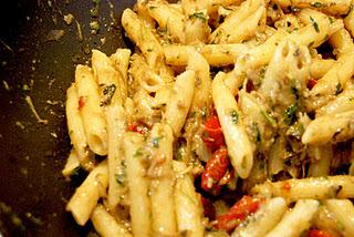 Penne con pesto di carciofi e pomodori semisecchi della domenica