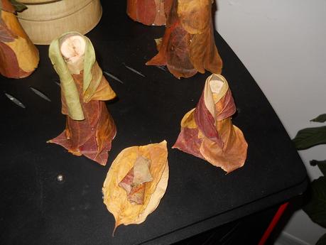 Un presepe realizzato con foglie di caco
