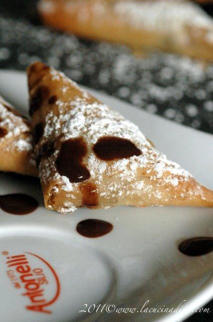 Cioccolato Antonelli Silio e Samosas con nocciole, pistacchi e mirtilli: un vero piacere.