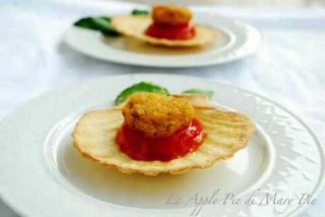 Polpette di baccalà in conchiglie di briséé con gelatina di pomodoro