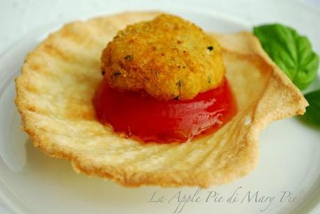 Polpette di baccalà in conchiglie di briséé con gelatina di pomodoro