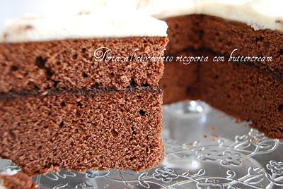 Torta al cioccolato ricoperta  con buttercream e nuova collaborazione