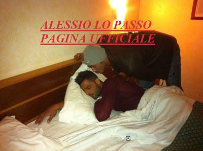 Francesco Monte dà ad Alessio Lo Passo il bacio della buonanotte