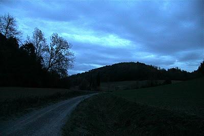 cade la notte lungo la strada per Pierino