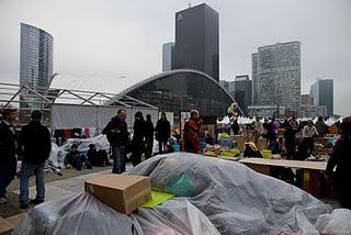 Parigi - Comunicato stampa dei cittadini che occupano il parvis de la Défense