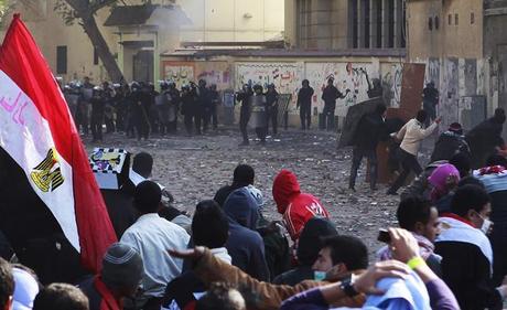 Almeno 40  morti in piazza Tahrir a Il Cairo. Stamane  nuovi scontri. L'incubo della guerra civile