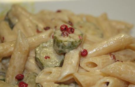 Penne con zucchine, pepe rosa e salmone