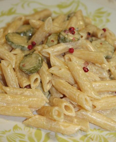 Penne con zucchine, pepe rosa e salmone